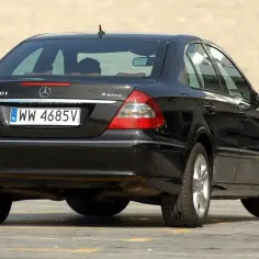 Czarny Mercedes W211 E320 CDI 4MATIC. Zastanawiasz się, mercedes w211 ile oleju do silnika?