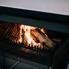 Płonące polana dębu do kominka, tworzące ciepłą atmosferę.