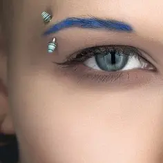 Jak się nazywa kolczyk w brwi? Odkryj różne rodzaje piercingu
