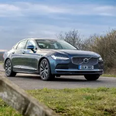 Elegancki Volvo S90 na tle natury. Czy jego wady są widoczne na pierwszy rzut oka?