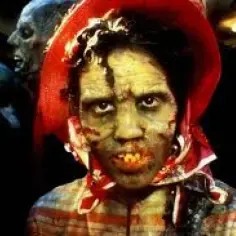 Przerażający zombi w czerwonym kapeluszu, z zieloną skórą i wystającymi zębami, otoczony innymi nieumarłymi.