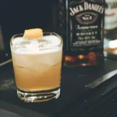 Najlepsze drinki z jajkiem: przepisy na klasyczne koktajle i porady