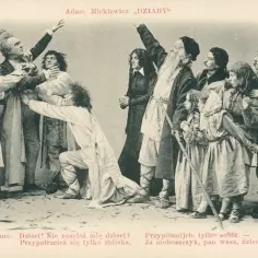 Scena z "Dziadów" Adama Mickiewicza: grupa ludzi, w tym dzieci, otacza postać w białej szacie.