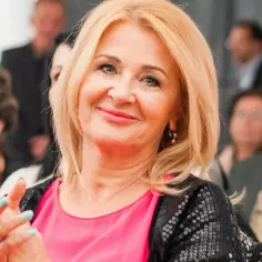 Uśmiechnięta Majka Jeżowska, w różowej bluzce i czarnej cekinowej marynarce, jakby śpiewała "A ja wolę moją mamę".