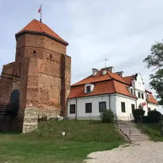 Wieża obronna i dworek z czerwonej cegły, z podniesionym mostem zwodzonym. Sokołów Podlaski atrakcje zachwycają historią.