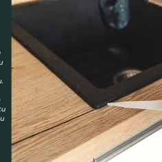 Uszczelnianie czarnego zlewu silikonem do drewnianego blatu. Jaki kolor zlewu do drewnianego blatu? Czarny pasuje idealnie.