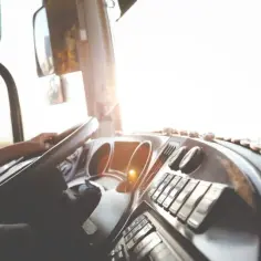 Ile można zarobić na wynajmie busa? Sprawdź realne zyski i koszty