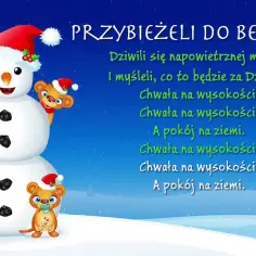 Bałwan z misiami w czapkach Mikołaja, na tle śnieżnej nocy i tekstu kolędy "Przybieżeli do Betlejem".