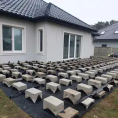 Budowa tarasu: betonowe bloczki tworzą podwaliny pod przyszły taras na słupach betonowych.