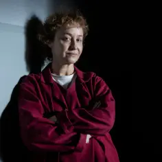 Kobieta w bordowym płaszczu, z burzą rudych włosów, opiera się o ścianę. Czekasz na skazana sezon 3 ile odcinków?