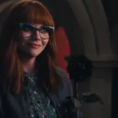 Christina Ricci jako Marilyn Thornhill w "Wednesday" trzyma czarną różę.
