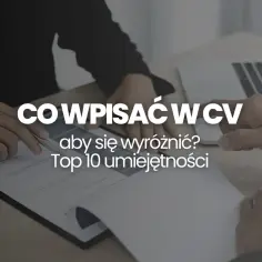 Ręce przeglądające CV, tekst "Co wpisać w CV, aby się wyróżnić? Top 10 umiejętności" sugeruje, jakie umiejętności wpisać w CV.