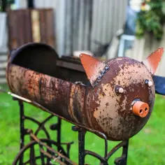 Zardzewiały grill DIY w kształcie świni, wykonany ze starego bojlera.