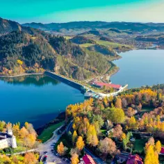 Widok z lotu ptaka na zamek w Niedzicy, Jezioro Czorsztyńskie i jesienne lasy.