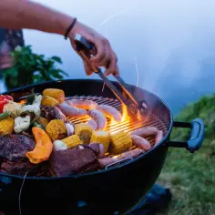 Grill nad jeziorem: najlepsze miejsca, przepisy i porady na udane grillowanie nad wodą