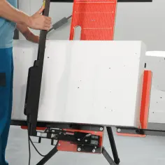 Precyzyjne cięcie styroduru za pomocą specjalistycznego urządzenia.