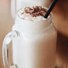 Najlepsze przepisy na drinki z soplicą orzech laskowy, które zaskoczą