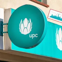 Znak UPC i wykres pokazujący niestabilność połączenia, symbolizujący awarię internetu.