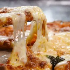 Jak odgrzać pizzę w mikrofali, by uniknąć gumowatego ciasta