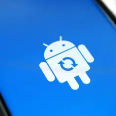 Ikona robota Androida z symbolem odświeżania na niebieskim tle. Oznacza to aktualizacje systemu Android.