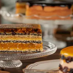 Makowiec na herbatnikach z bakaliami, lukrem i skórką pomarańczową