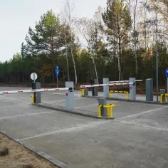 Bramki wjazdowe na parking przy Pustyni Błędowskiej. Sprawdź pustynia błędowska cennik, aby poznać opłaty za wjazd.