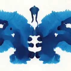 Symetryczny, niebieski plama tuszu na białym tle, przypominająca motyla lub nietoperza. To klasyczny test rorschacha.