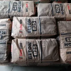 Stosy worków z betonem B25. Zastanawiasz się, ile kosztuje worek betonu? Te 25-kilogramowe opakowania są gotowe do użycia.