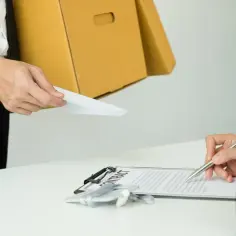 Pracownik wręcza dokumenty, a szef podpisuje umowę. Czy podczas L4 można złożyć wypowiedzenie?
