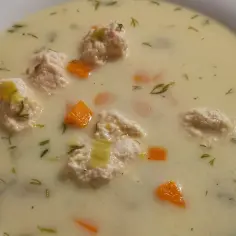 Kremowa zupa królewska z klopsikami drobiowymi, marchewką i koperkiem. Pyszne danie na chłodne dni.