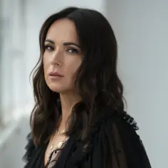 Kasia Kowalska, artystka znana z emocjonalnych utworów, w czarnej, zwiewnej kreacji.
