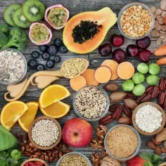Mnóstwo zdrowych produktów: makaron pełnoziarnisty, owoce (kiwi, papaja, pomarańcze, jagody, jabłko), warzywa (brokuły, bataty, brukselka, kapusta, okra), orzechy, nasiona i płatki owsiane. Potas w czym jest? W wielu z tych składników!