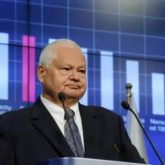 Mężczyzna w garniturze przemawia na tle wykresu słupkowego. Może to być związane z debatą na temat rady bezpieczeństwa ONZ.