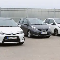 Trzy Toyoty Yaris, idealne na najmniej awaryjne samochody do 30 tys. zł, zaparkowane na placu.