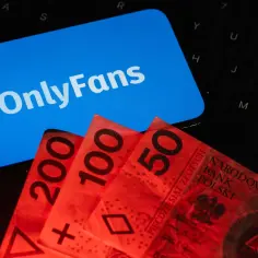 Telefon z logo OnlyFans i polskie banknoty. Czy to sposób na zarobek w Polsce?