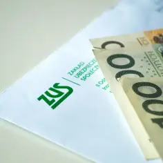 ZUS i pieniądze. Zastanawiasz się, ile wynosi renta socjalna? Sprawdź aktualne stawki.