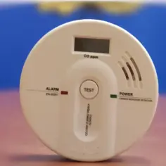 Biały czujnik czadu z wyświetlaczem CO ppm i przyciskiem TEST. Zapewnia bezpieczeństwo, monitorując stężenie tlenku węgla.