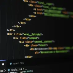 Fragment kodu HTML i CSS wyświetlany na ciemnym tle, z numeracją linii po lewej.