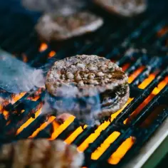 Jak usmażyć hamburgera, aby był soczysty i idealnie przyprawiony