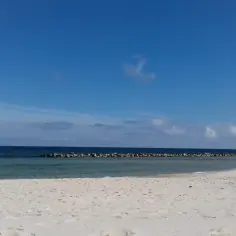 Plaża nad Bałtykiem, gdzie człowiek wchodzi do wody. To miejsce, gdzie zastanawiamy się, dlaczego Bałtyk jest mało zasolony.