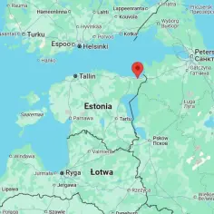 Mapa pokazuje Estonię otoczoną przez Morze Bałtyckie, co potwierdza, że Estonia ma dostęp do morza.