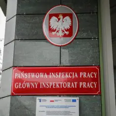Tablica Państwowej Inspekcji Pracy, symbol orła. To miejsce, gdzie trwa reforma PIP, by usprawnić kontrolę i chronić pracowników.