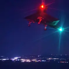 Nocny patrol: jak wygląda dron policyjny w nocy, z czerwonym i zielonym światłem, nad miastem.