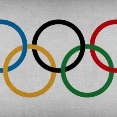 Pięć splecionych kół symbolizujących jedność i sportowy duch. Flaga olimpijska w całej okazałości.