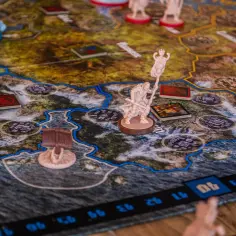 Figurki na planszy do gry strategicznej, idealnej do emocjonujących rozgrywek w gry multiplayer.