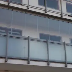 Jak umyć zabudowę balkonu, aby uniknąć uszkodzeń i smug?
