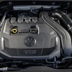 Silnik 1.5 TSI Volkswagena z widocznym logo i oznaczeniem mocy.