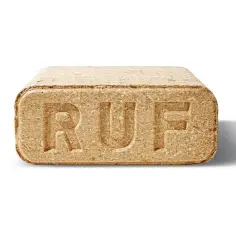 Brykiet z trocin z wytłoczonym napisem RUF. To oznacza, że jest to produkt firmy RUF, specjalizującej się w produkcji brykietów.