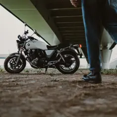Motocykl CB1100 pod mostem, gotowy do jazdy dla posiadacza prawa jazdy A2.