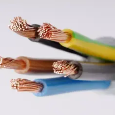 Przewód neutralny, często oznaczany kolorem niebieskim, jest jednym z kluczowych elementów instalacji elektrycznej, obok przewodów fazowych i ochronnego.